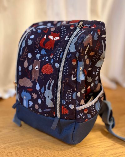 Ich habe den Rucksack KlapPack genäht, aus einem Softshell von einem Stoffmarkt, der jetzt lange genug auf seine Bestimmung gewartet hat. Weiteres Material (Schnallen, Reißverschlüsse etc.) von Snaply. Jetzt darf er meine Tochter in den Kindergarten begleiten. Ganz tolles Schnittmuster, fand es zwar zeitweise knifflig, aber ich liebe das Ergebnis. Meine Tochter ebenso