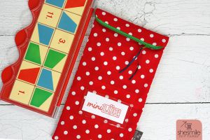 Nähanleitung für alle Größen gestaltet als PDF-E-Book von shesmile für einen schnell genähten Reißverschluss-Beutel, Spielebeutel Zipverpackt. Für das Mini LÜK Spiel mit Übungshefte. Platzsparend, kunterbunt und ordentlich aufgeräumt. Eine echte Alternative zur kaputten Papp-Verpackung.