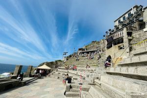 Blick von der Bühne auf die Sitzplätze im Minack Theatre
