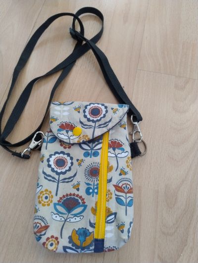 Ich war auf der Suche nach einer kleinen Handytasche, die ich auch am Rucksack festklippen kann. Dieses Täschchen ist perfekt. Ich habe hinten mittig einen D-Ring angenäht und kann das Täschchen so mit einem Karabiner an den Rucksackträgern befestigen. Mit dem Abnehmbaren Gurt kann ich es auch nehmen wenn ich nur Geld Schlüssel und Handy brauche. Perfekt für Ausflüge und Reisen.