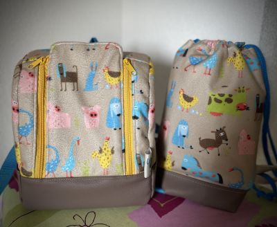 Eine liebe Freundin hat sich einen Kindergartenrucksack gewünscht, in dem alles schön stehen kann und der von ein paar Regentropfen nicht gleich durchweicht ist. Das Material soll im Sommer aber auch nicht auf der Haut kleben, wenn’s mal wieder heiß her ging. Der Schnitt vom Mini-KlapPack war schnell gesetzt. Die Überlegung, Nanosoftshell zu vernähen musste dann aber erst ein klein wenig reifen. Das Ergebnis gefiel dann sofort.
