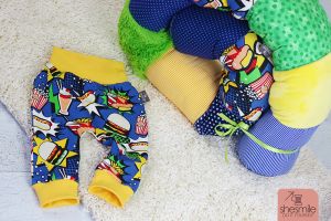 Eine Bettschlange Bettie und Stoffhose Kleene Büx als Geschenk zur Geburt. Genäht von der Patin, shesmile.