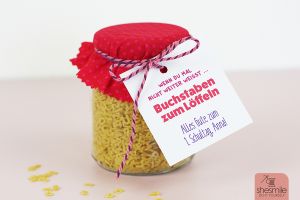 Ein Geschenk zum 1. Schultag oder Schulanfang. Buchstaben zum Löffeln. Buchstabensuppe im Glas mit Grußkarte. Eine lustige Geschenkidee von shesmile.