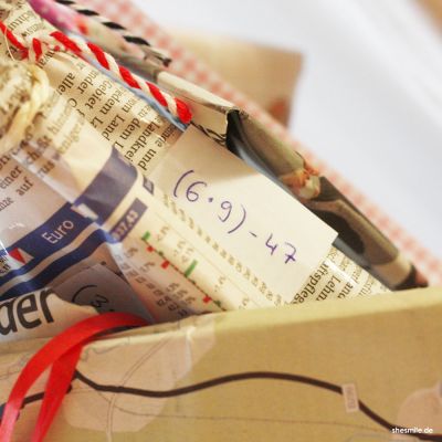 Für die Matheverrückte Tochter hat sich mein Bruder etwas ganz besonderes einfallen lassen. Die Beschriftungen auf den Päckchen waren keine Zahlen, sondern passende Rechenaufgaben.
