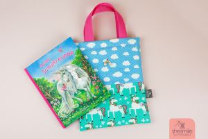 Eine kostenlose Nähanleitung mit Schnittmuster für alle Größen? Freebook Taschilo von shesmile. Schutztasche für das Einhorn Freundebuch meiner Tochter nähen.